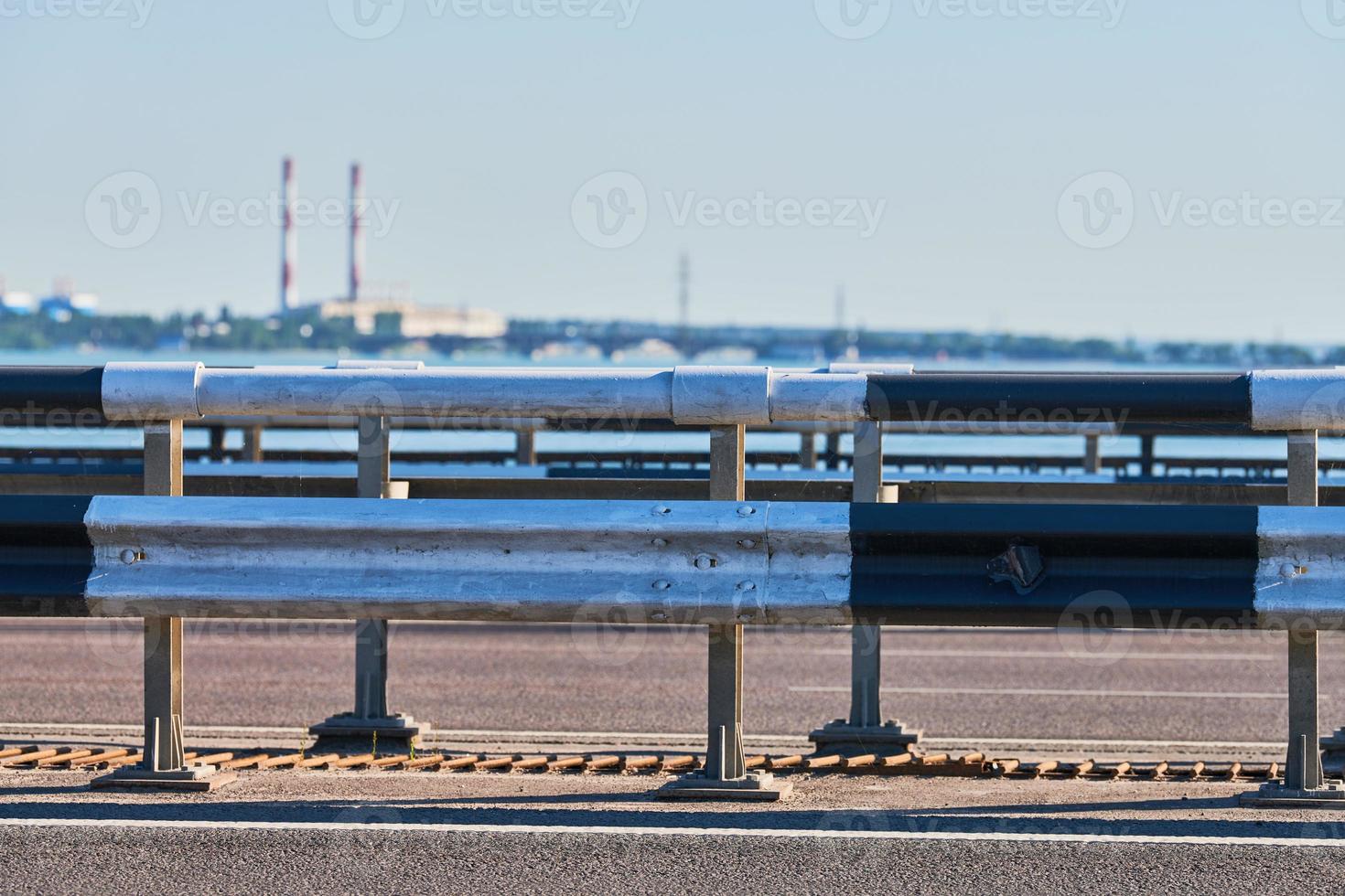 verkeer barrière Aan brug snelweg weg. foto