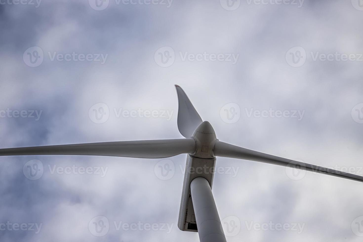 dichtbij omhoog een wind turbine. de windmolen voor elektrisch macht productie. groen energie. foto