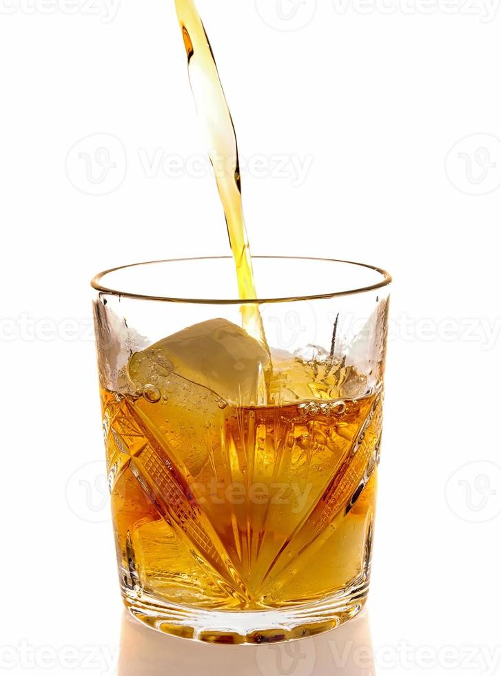 gieten whisky in een glas met ijs. voorkant visie. geïsoleerd foto