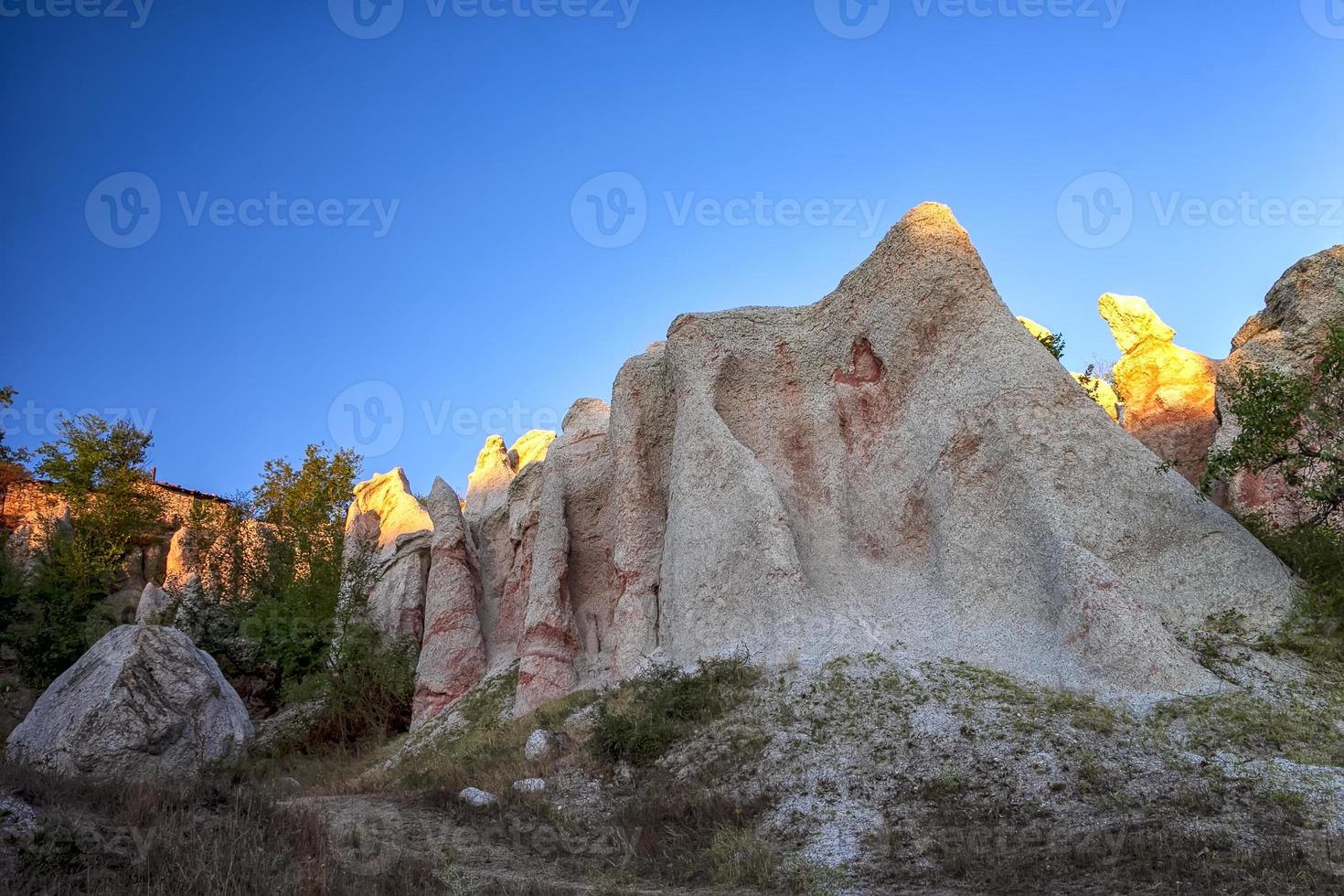 de natuurlijk fenomeen kamenna svatba of de steen bruiloft in de buurt stad kardzjali, bulgarije foto