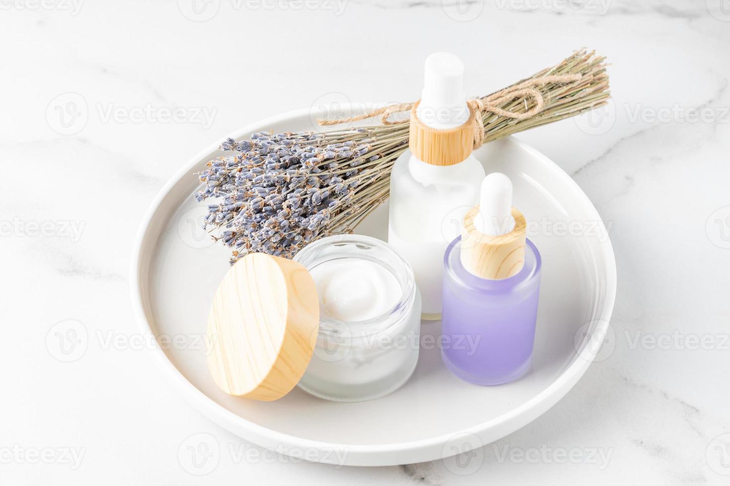 kunstmatig producten en lavendel bloemen Aan marmeren achtergrond, biologisch schoonheidsmiddelen met lavendel extract. kruiden alternatief. foto