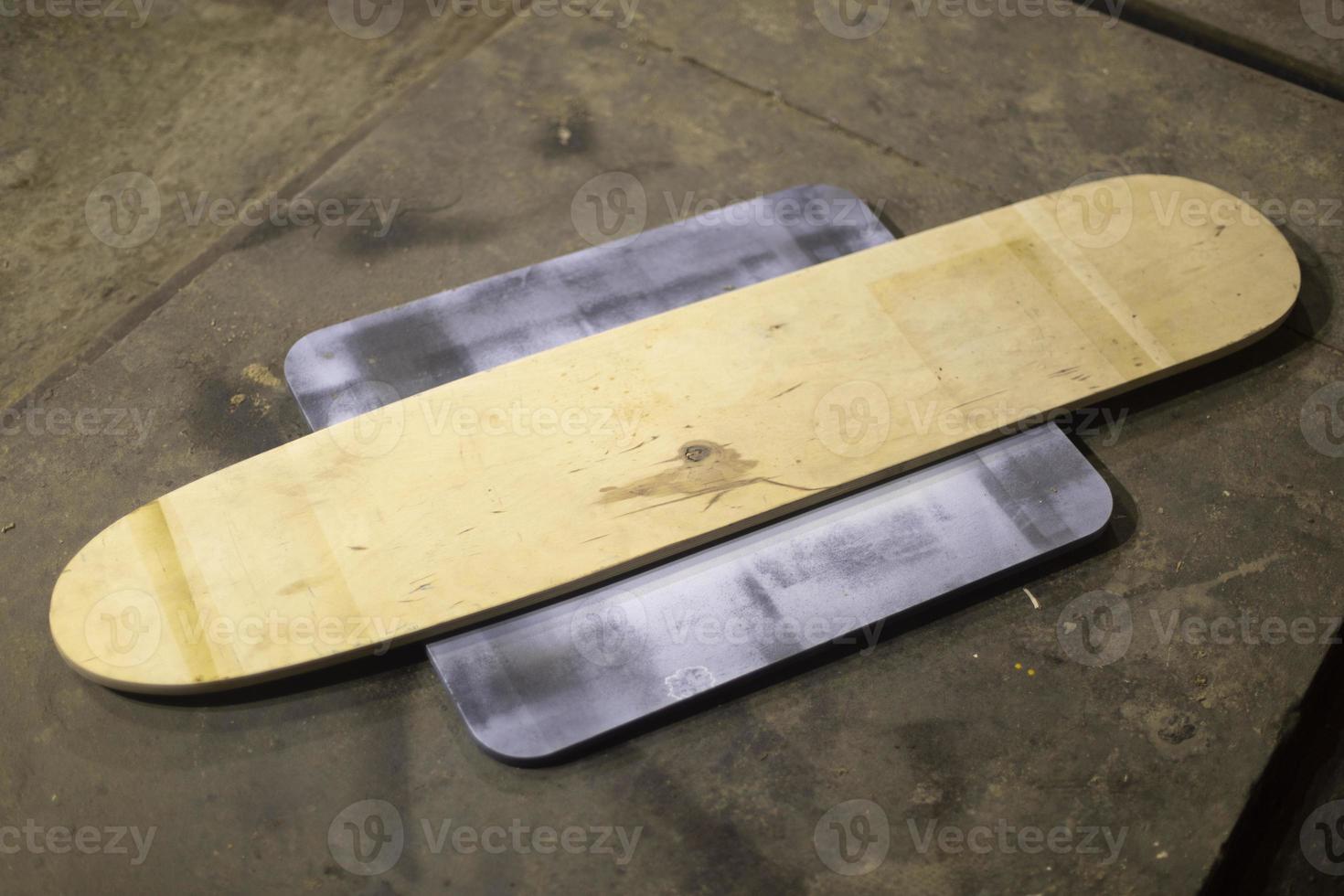 verf bord. vleet maken. longboard zonder verf. foto