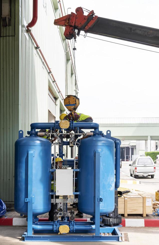 ingenieurs in beweging ultrafilter tank voor installatie foto