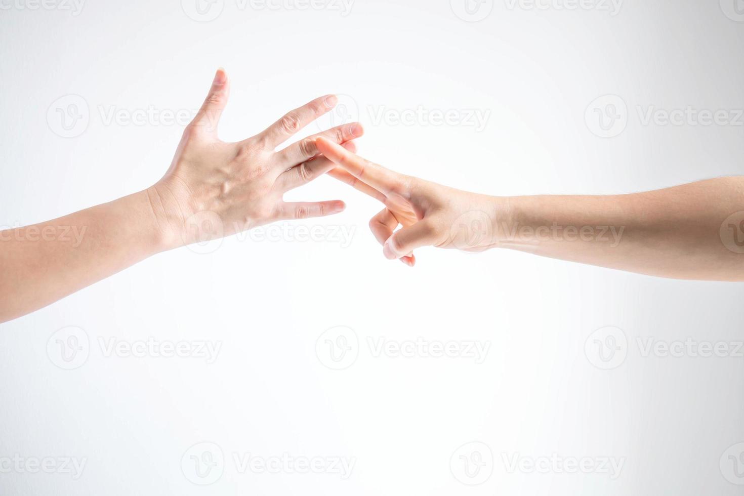 twee persoon spelen rots papier schaar. een hand- tonen papier symbool en een ander hand- tonen schaar symbool, concept van bedrijf wedstrijd. foto