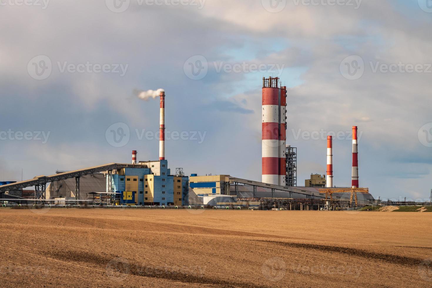 panorama van industrieel landschap milieu verontreiniging verspilling van thermisch macht fabriek. groot pijpen van chemisch industrie onderneming fabriek foto