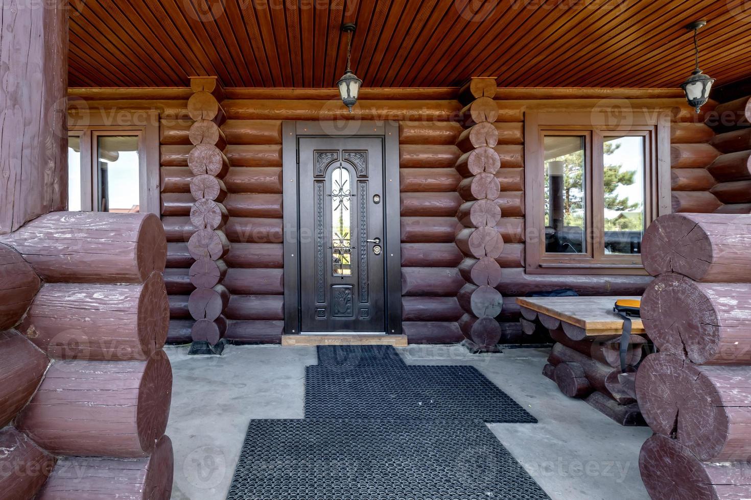 houten deuren naar een land log huis foto