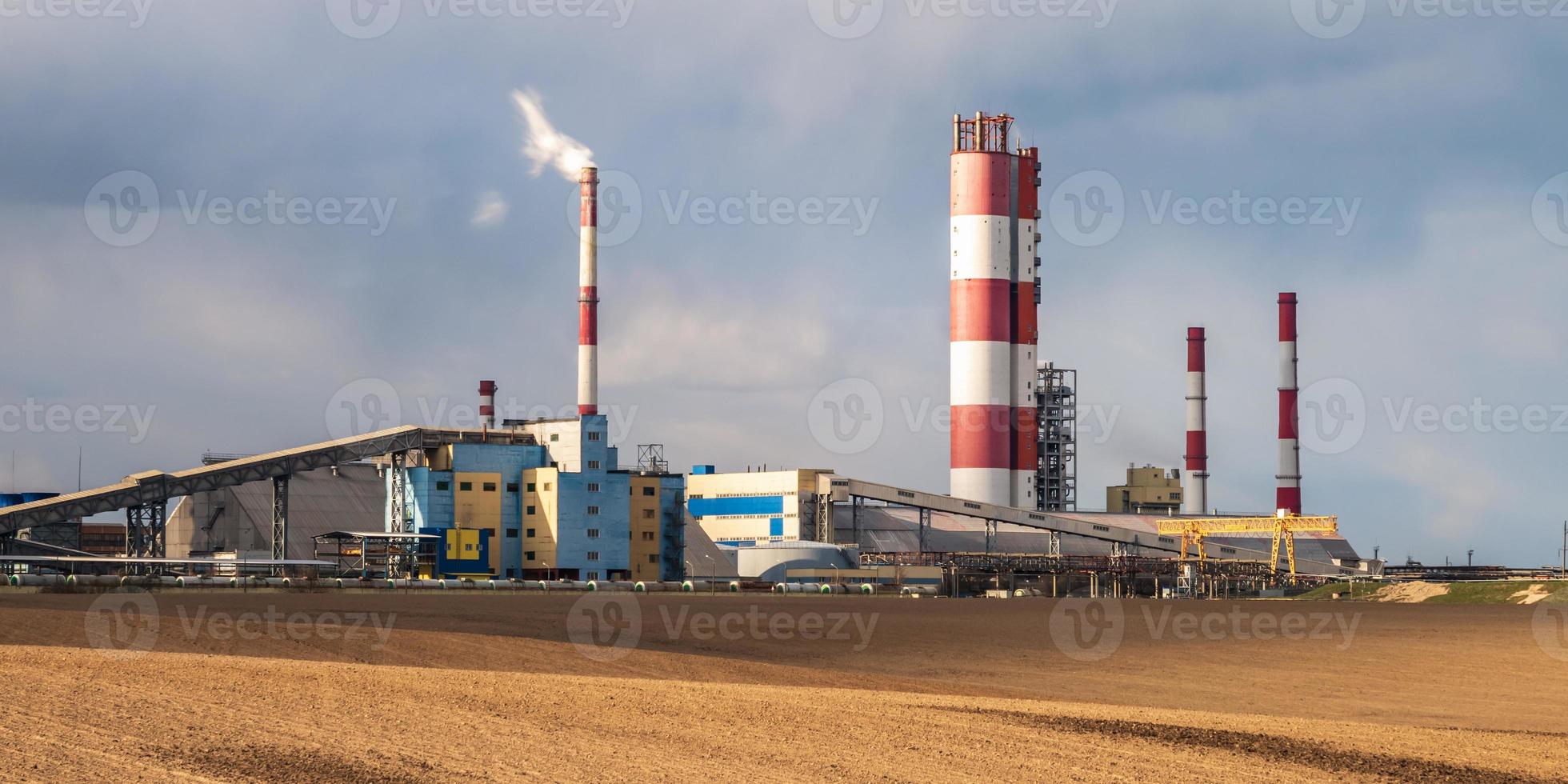 panorama van industrieel landschap milieu verontreiniging verspilling van thermisch macht fabriek. groot pijpen van chemisch industrie onderneming fabriek foto