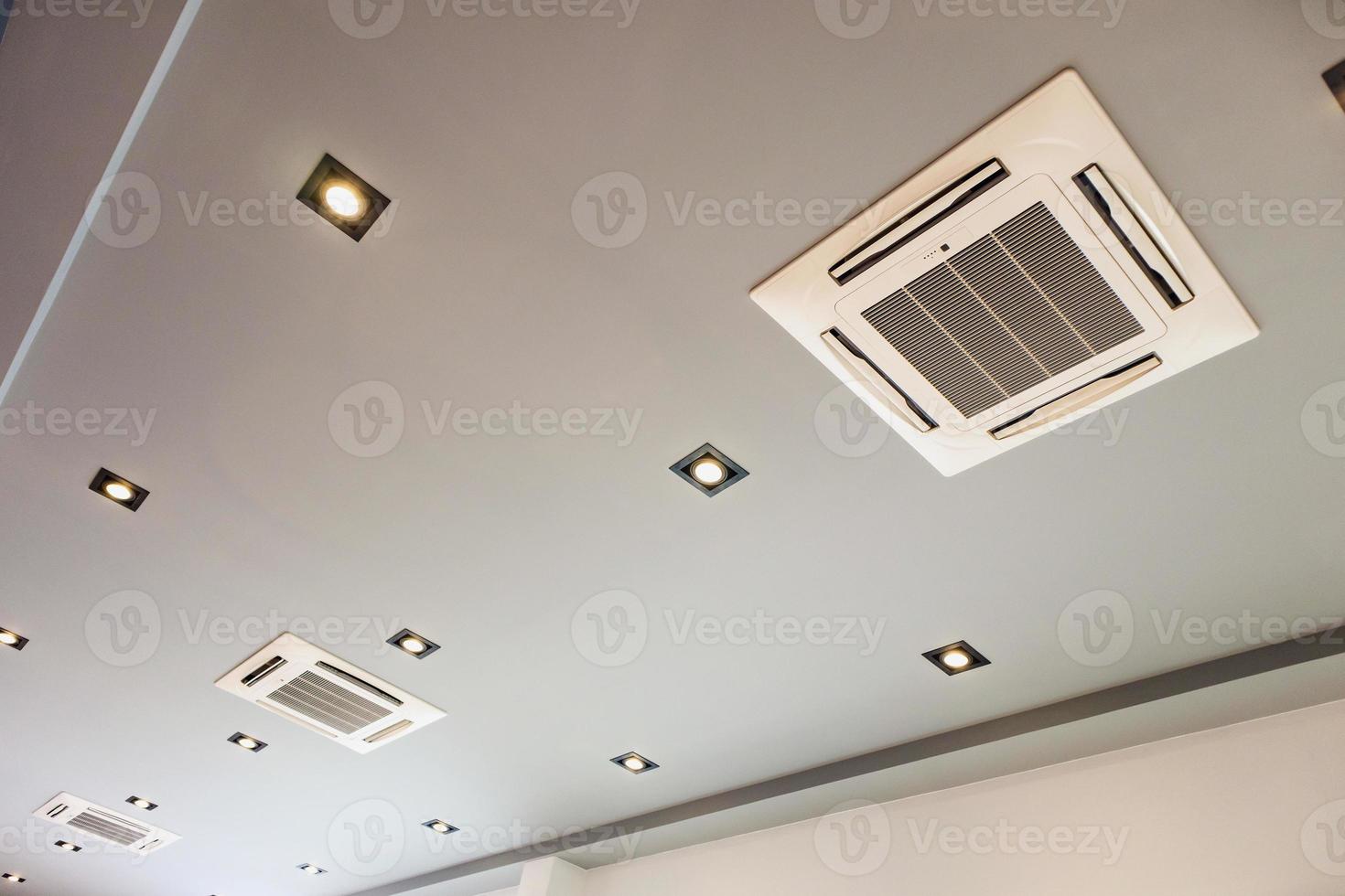 plafond gemonteerd cassette type airconditioning systeem foto