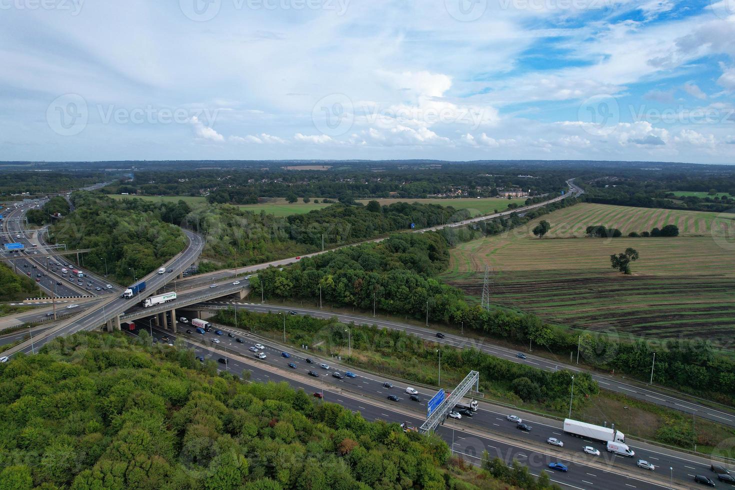 antenne visie van Brits snelwegen met snel in beweging verkeer foto