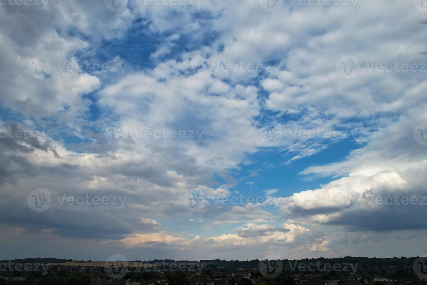 prachtig antenne visie van dramatisch wolken over- stad foto