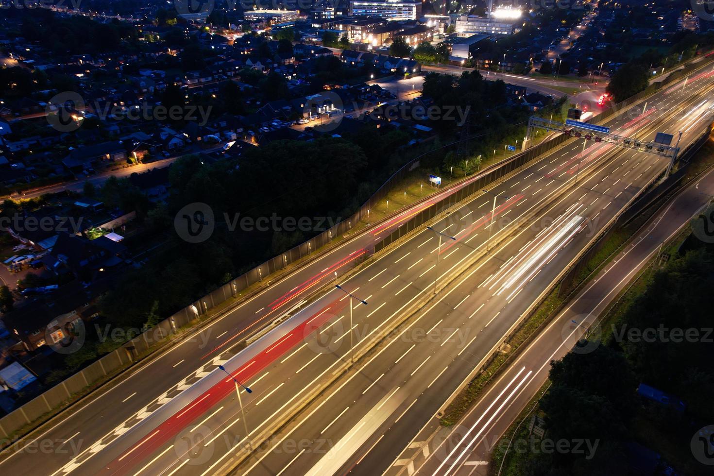 hoog hoek visie van Brits snelwegen met verkeer. de antenne beeldmateriaal van Brits wegen en snelwegen Bij tussen m1 knooppunt 7 en 9 Bij zonsondergang. de beeldmateriaal gevangen genomen Aan 09-07-2022 met drone's camera foto