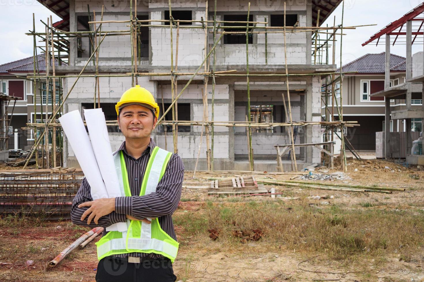 aziatische zakenman bouwingenieur werknemer bij woningbouw site foto