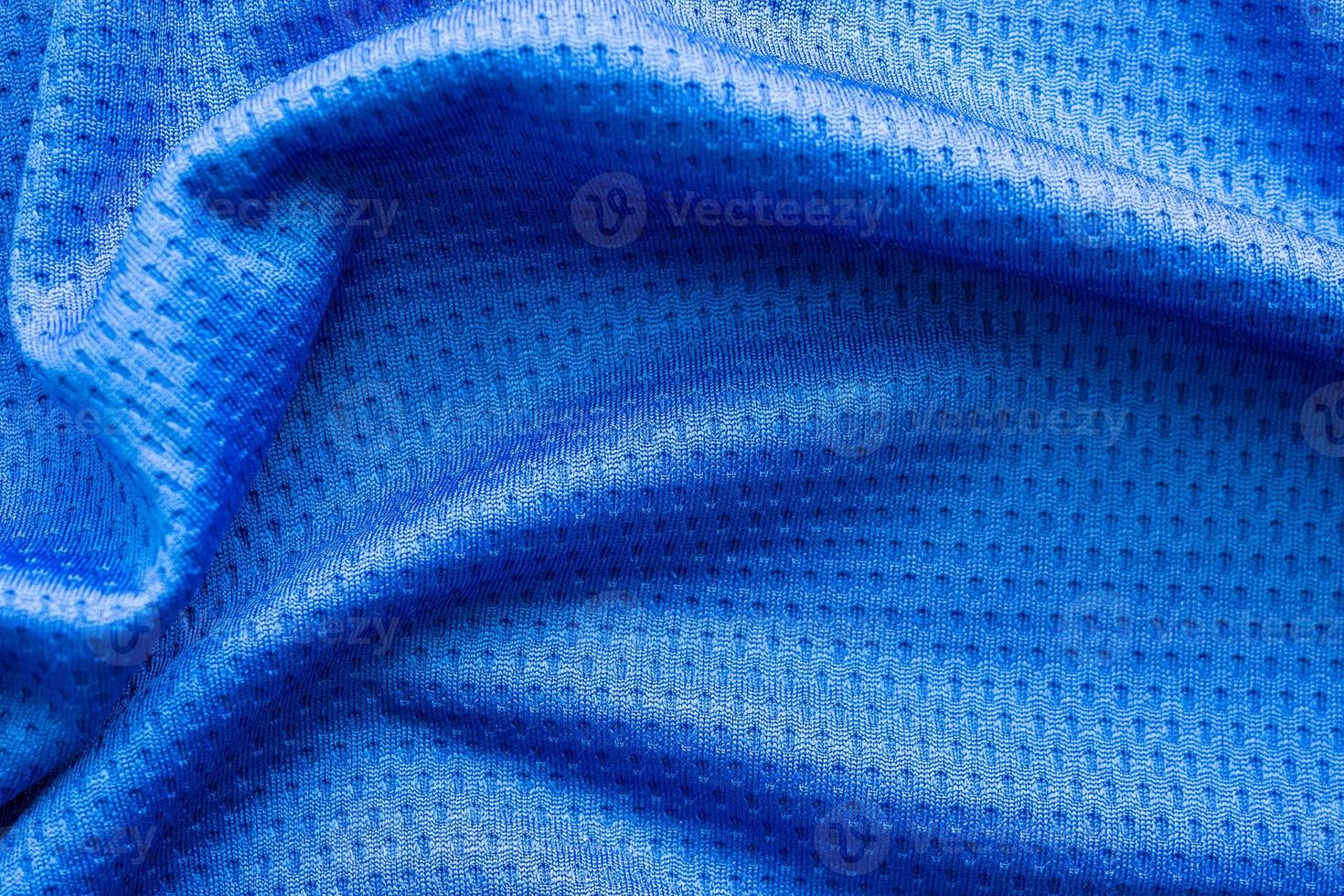 blauwe kleur stof sportkleding voetbal trui met lucht mesh textuur achtergrond foto