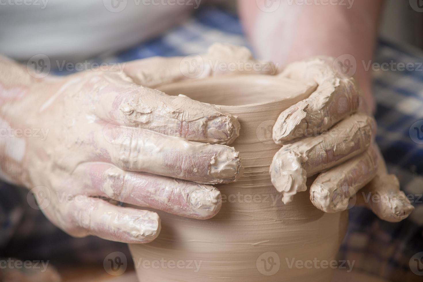 handen van een pottenbakker foto