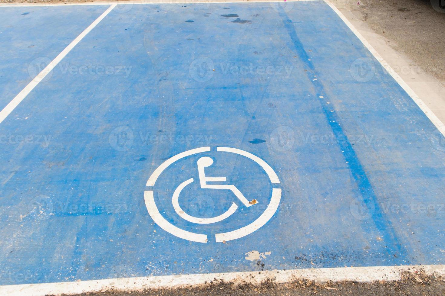 schakel teken op parkeerplaats in blauwe verfkleur uit foto