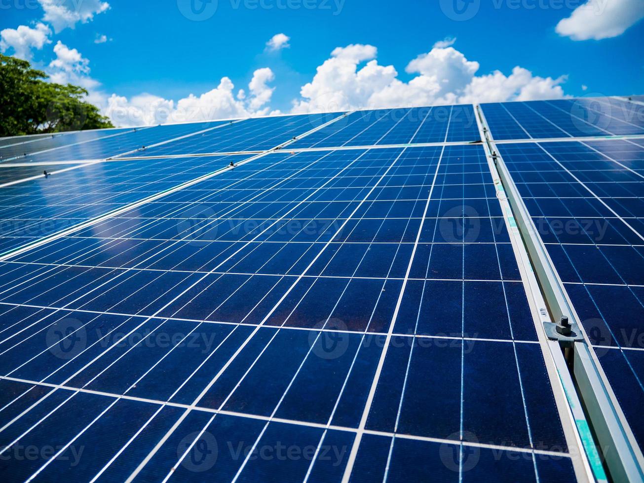 zonnepanelen met blauwe lucht en wolken foto