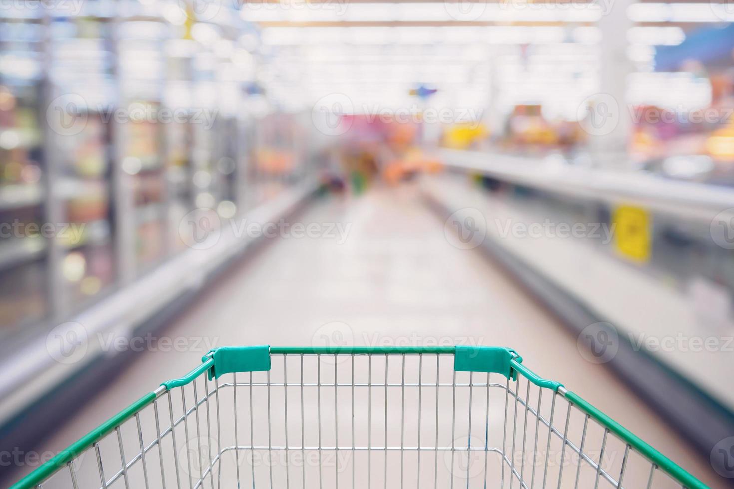 winkelwagen weergave in supermarkt gangpad melk yoghurt bevroren voedsel vriezer foto