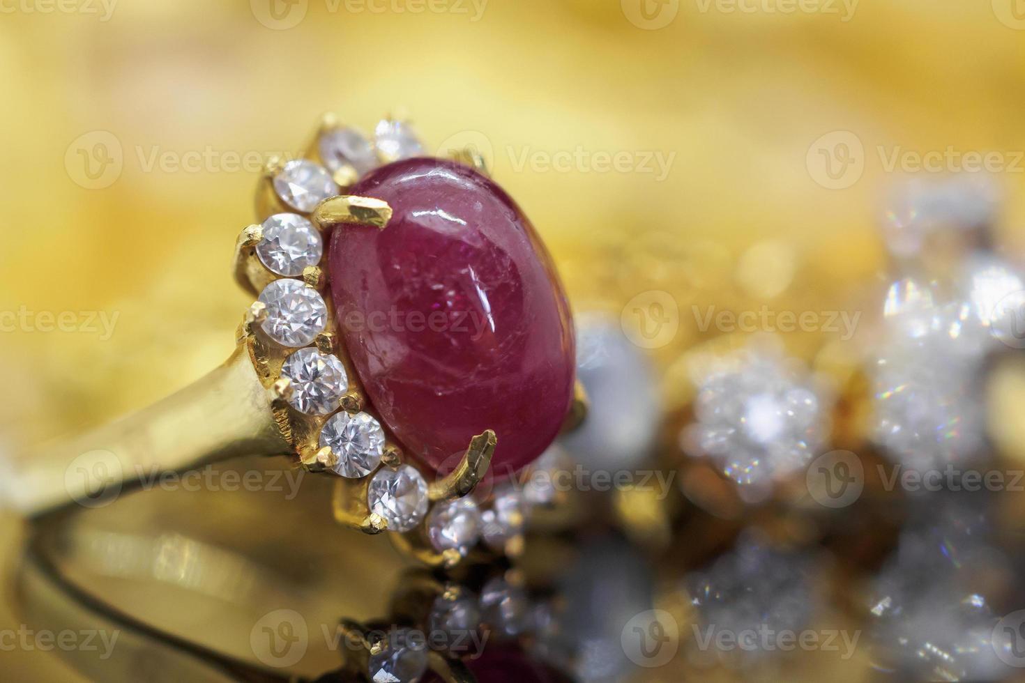 wijnoogst rood robijn sieraden gouden ring Aan zwart reflectie achtergrond foto