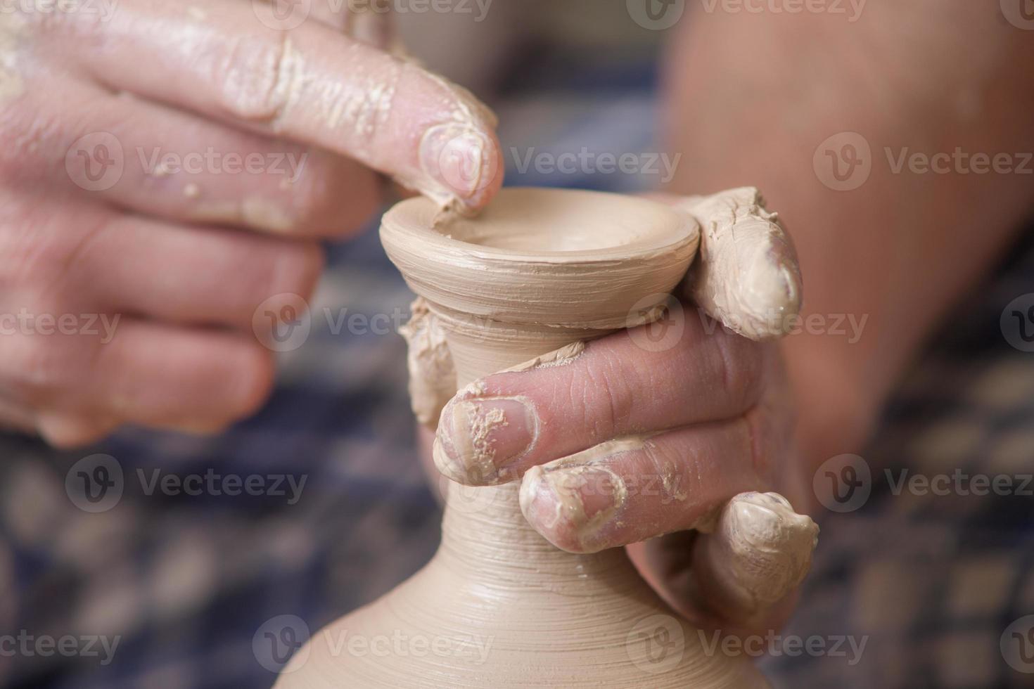 handen van een pottenbakker foto