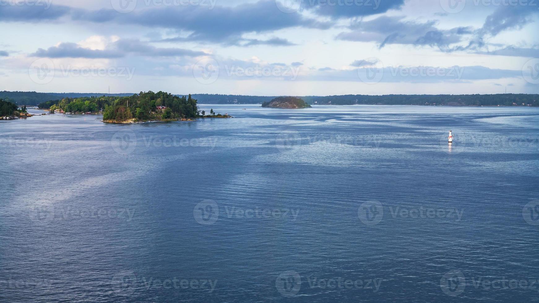 panorama van Baltisch zee met groen eiland foto