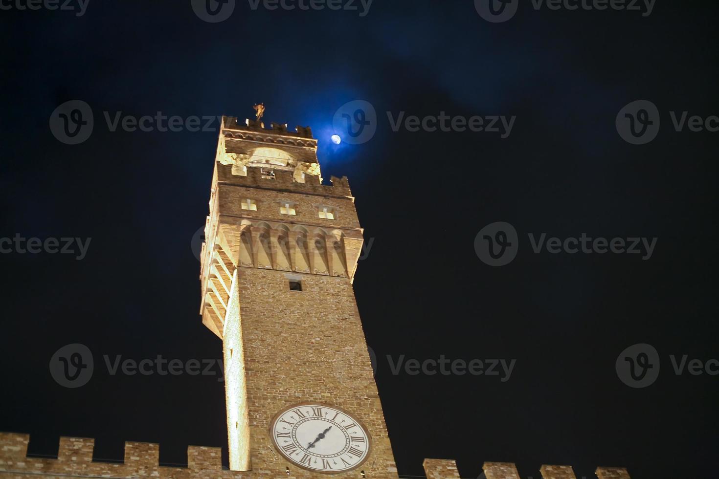 middeleeuws toren Bij nacht foto