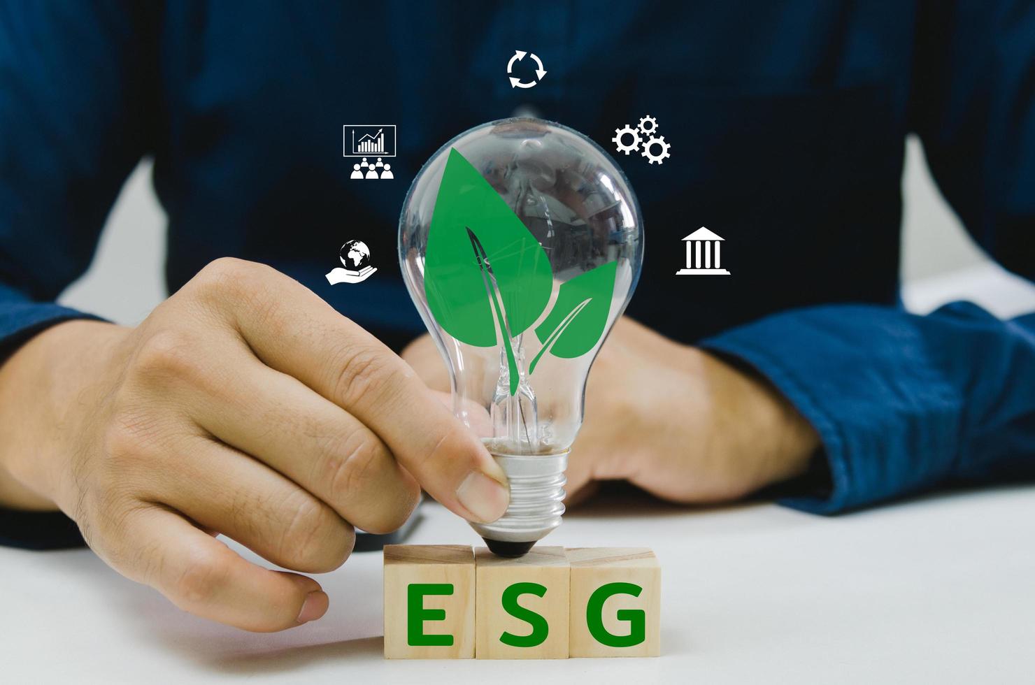 milieu, sociaal, en bestuur esg gedrag is gebruikt door maatschappelijk bezorgd investeerders naar overwegen potentieel investeringen.bedrijf innovatie idee ontwikkeling hout kubus blok. foto