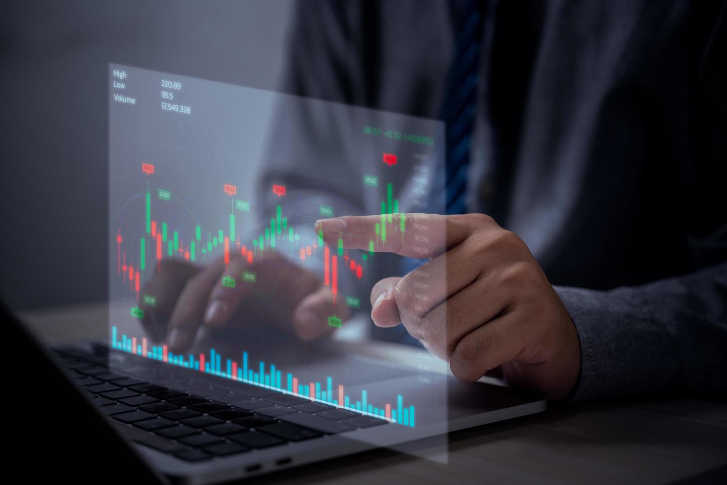 investering concept en bedrijf financiën technologie fondsen voor voorraad markt investeringen en digitaal middelen een zakenman analyse financieel gegevens van een forex handel grafiek. foto