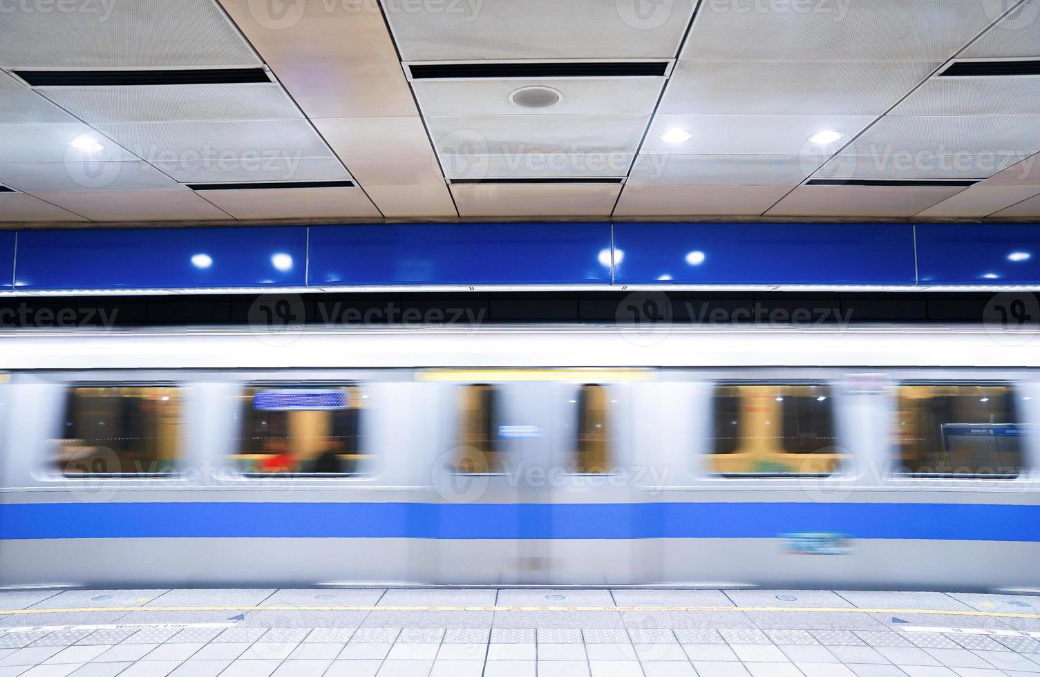 in beweging en snelheid Taiwan ondergronds trein, blauw lijn., taipei, Taiwan foto