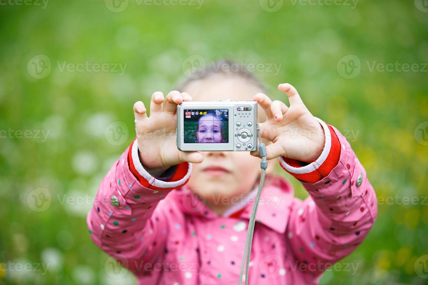behandeling Mentaliteit Floreren klein meisje maken van een selfie met digitale camera 1168333 Stockfoto