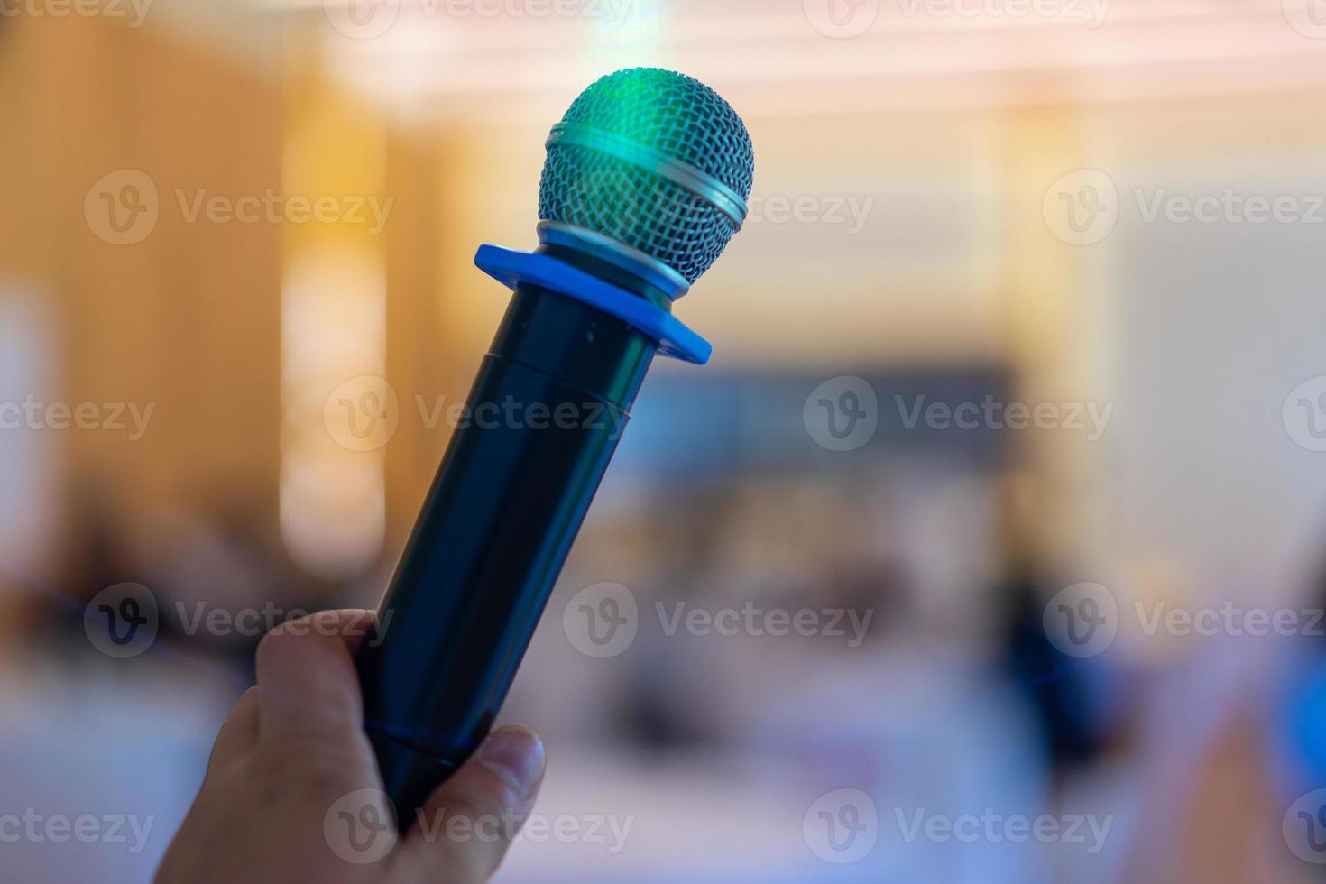 close-up draadloze microfoon in het seminarklaslokaal met wazige studenten achter foto