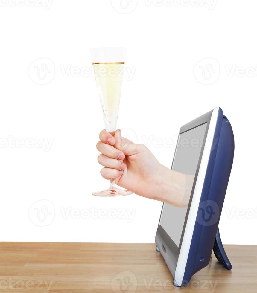 hand- verhogen glas met Champagne leunt uit TV foto