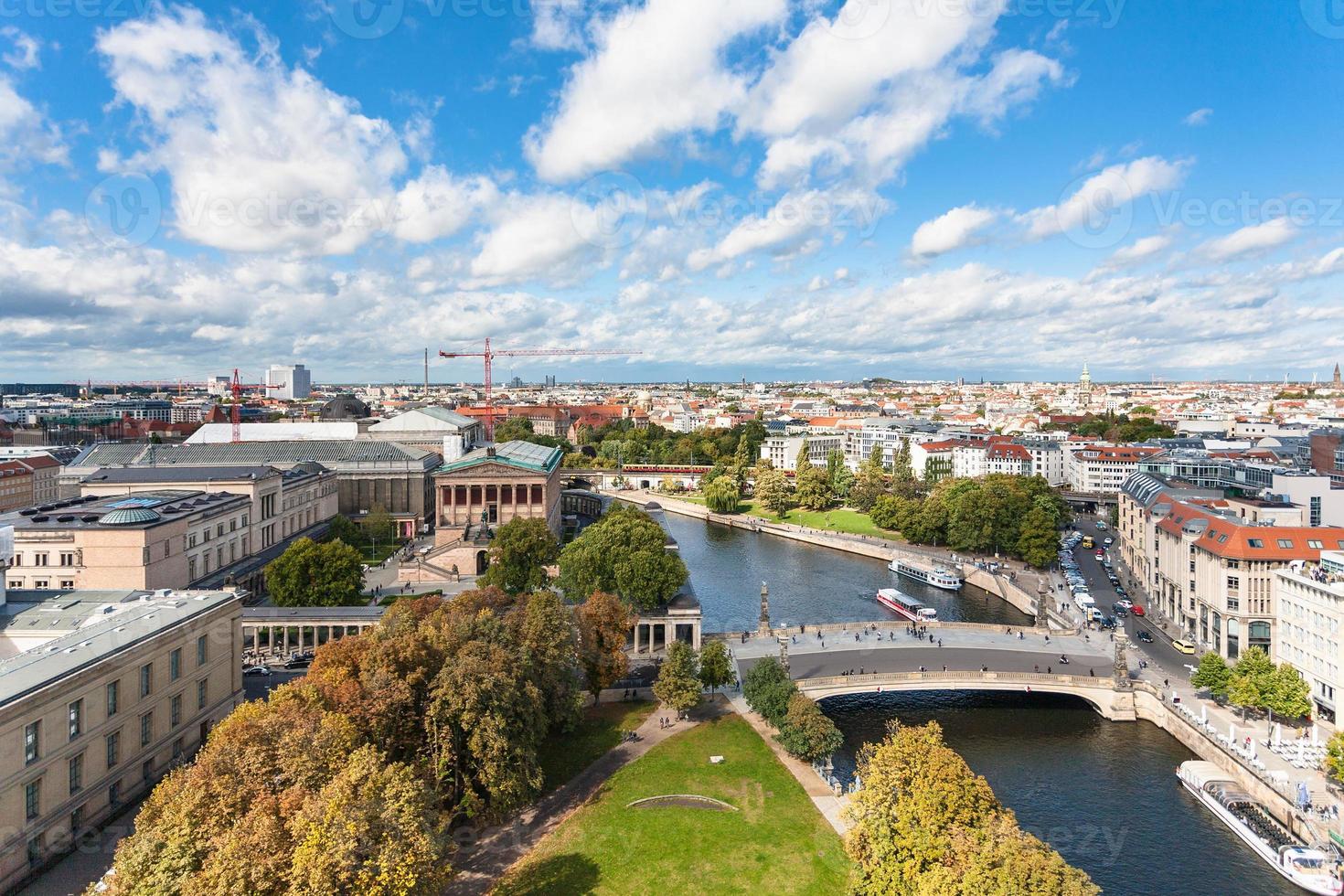 berlijn stadsgezicht met museumsinsel en Spree rivier- foto