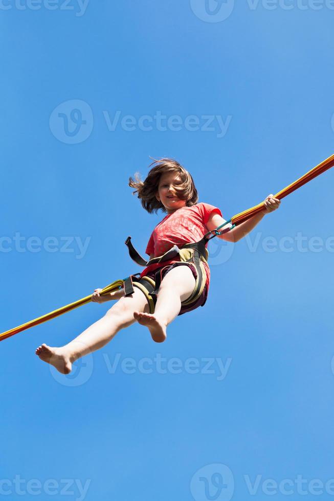 meisje springt Aan bungee koord foto