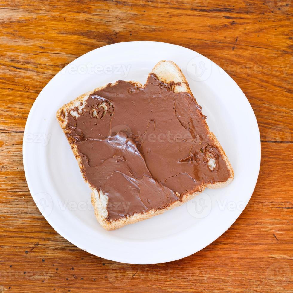 zoet belegd broodje - geroosterd brood met chocola verspreiding foto