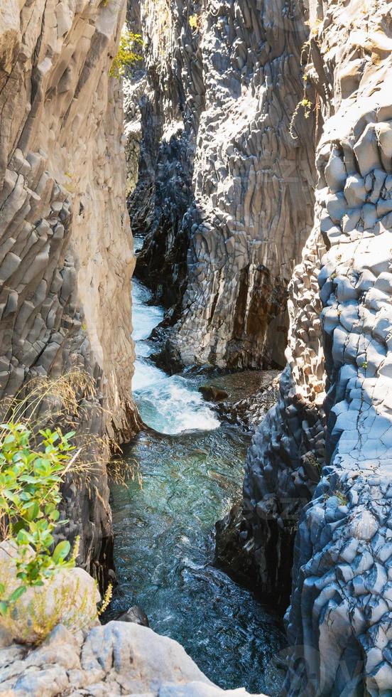 water stromen in kloof van alcantara rivier- in Sicilië foto