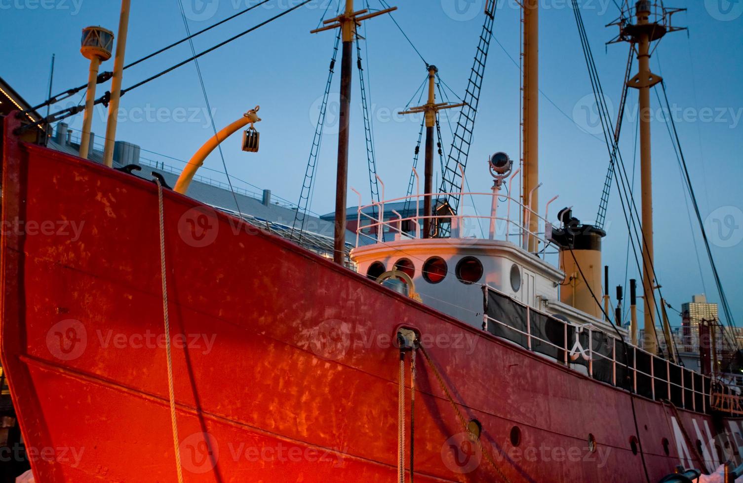 rood schip in zuiden straat zeehaven foto