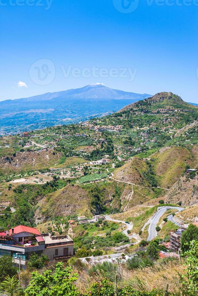 groen heuvels met dorpen en Etna in Sicilië foto