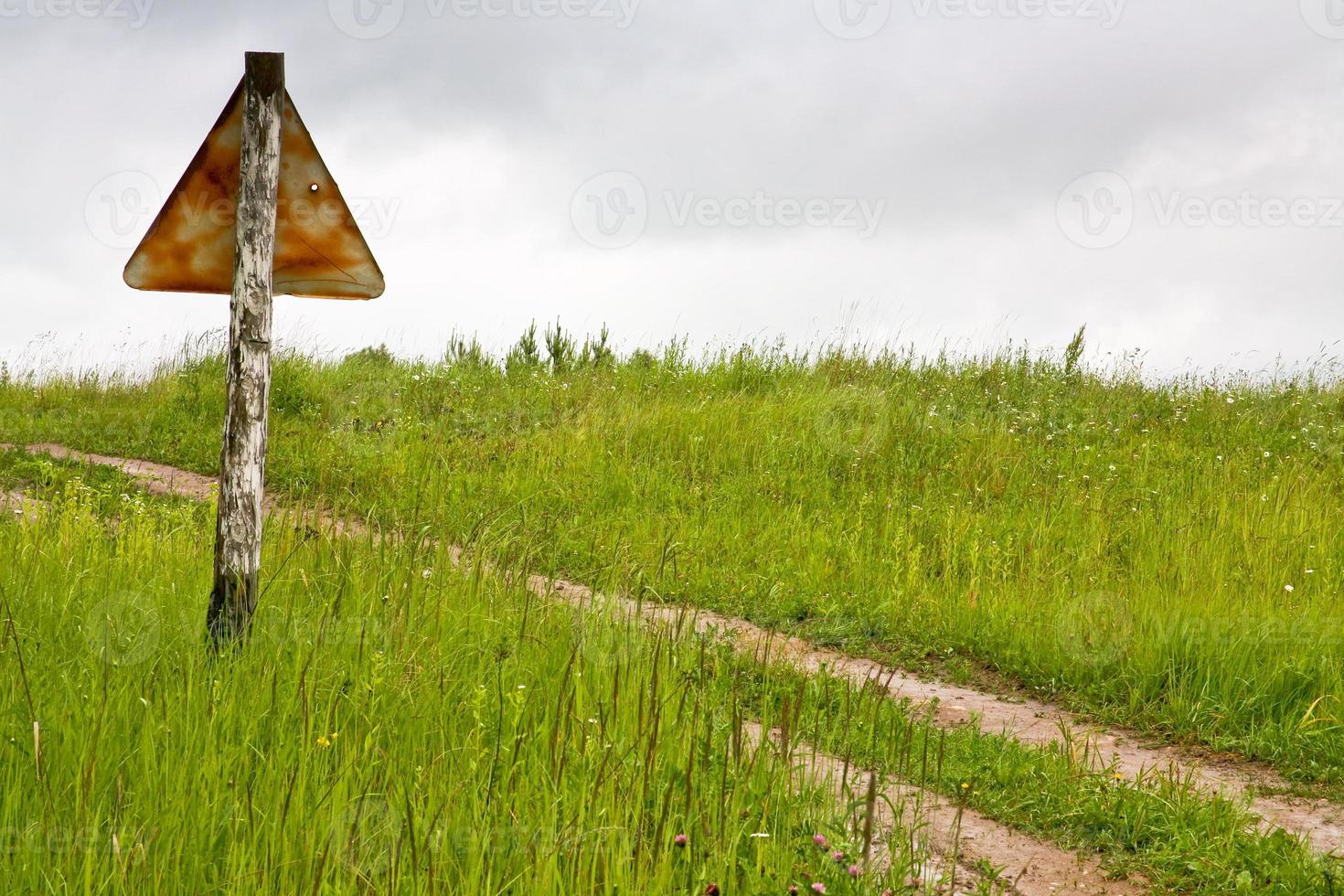 oud roestig verkeer zucht Aan cross-country weg foto