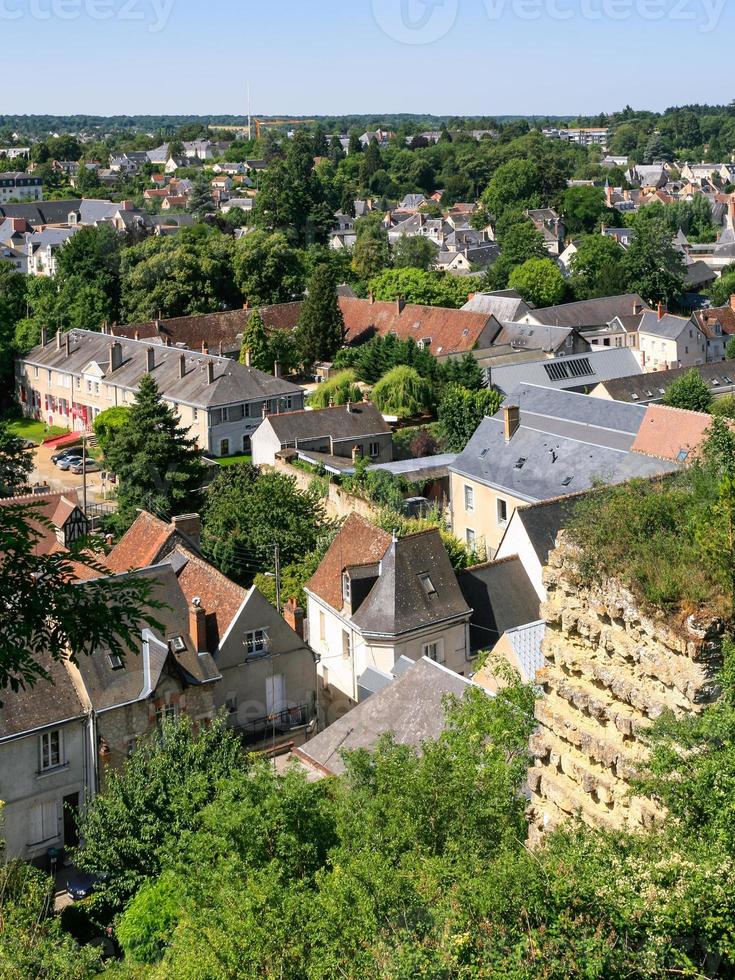 bovenstaand visie van amboise stad- in zonnig zomer dag foto