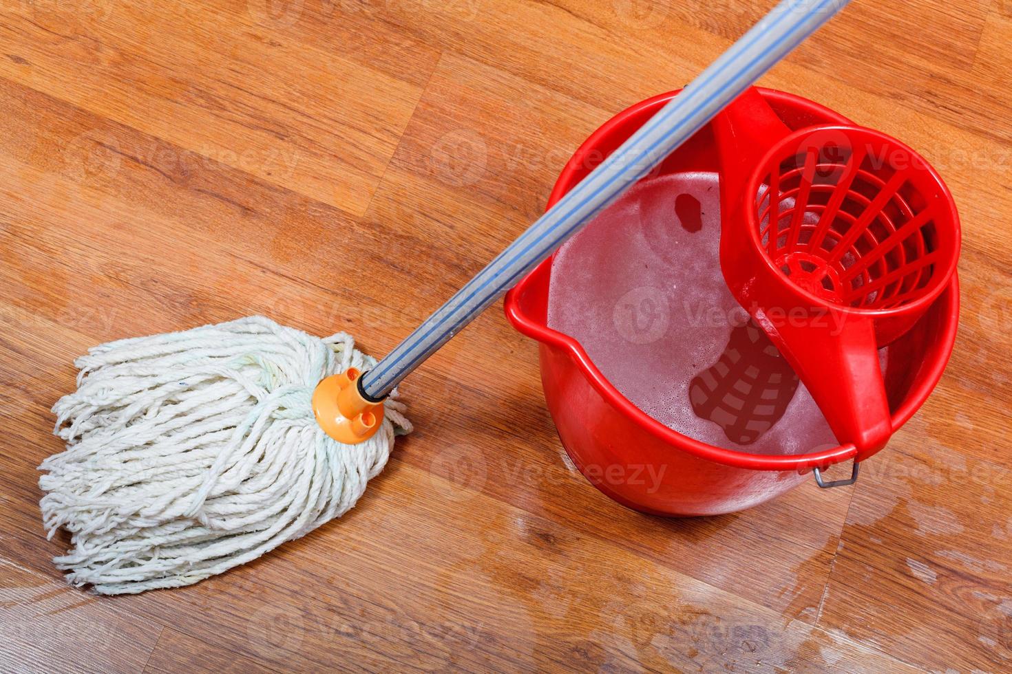 schoonmaak van nat vloeren door dweilen foto