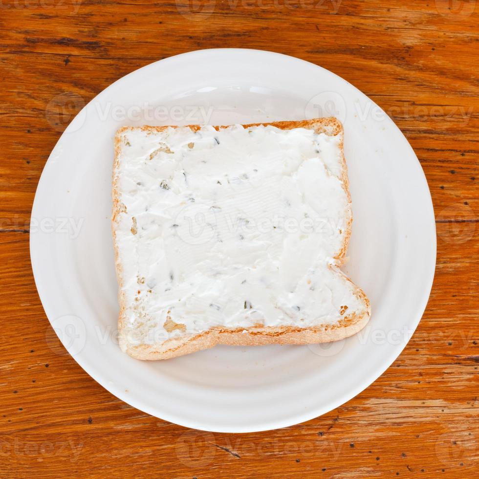 belegd broodje van geroosterd brood en zacht kaas met kruiden foto
