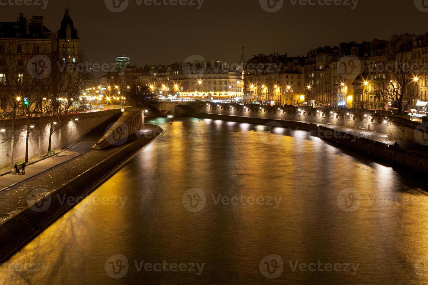 Seine rivier- in Parijs Bij nacht foto