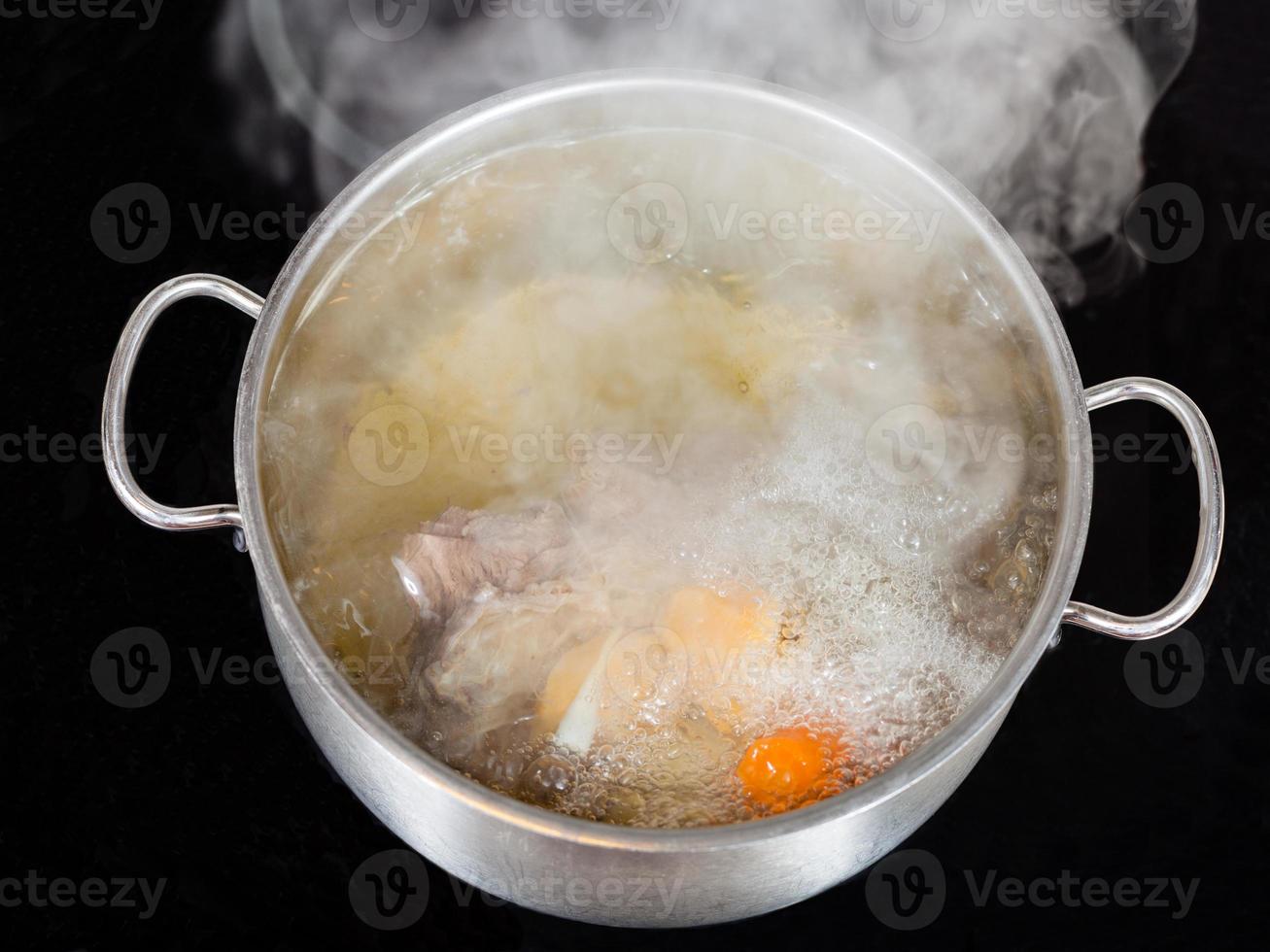 damp over- koken van rundvlees bouillon foto