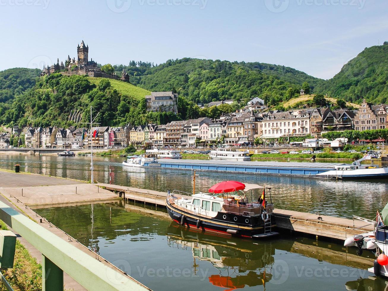 waterkant van cochem stad in zomer dag foto