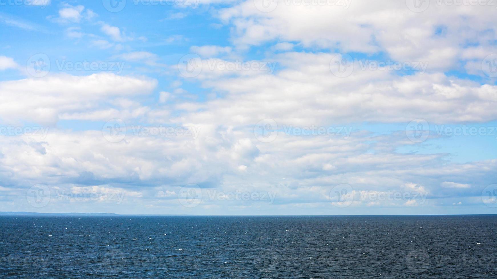 wit wolken in blauw lucht over- Baltisch zee in herfst foto