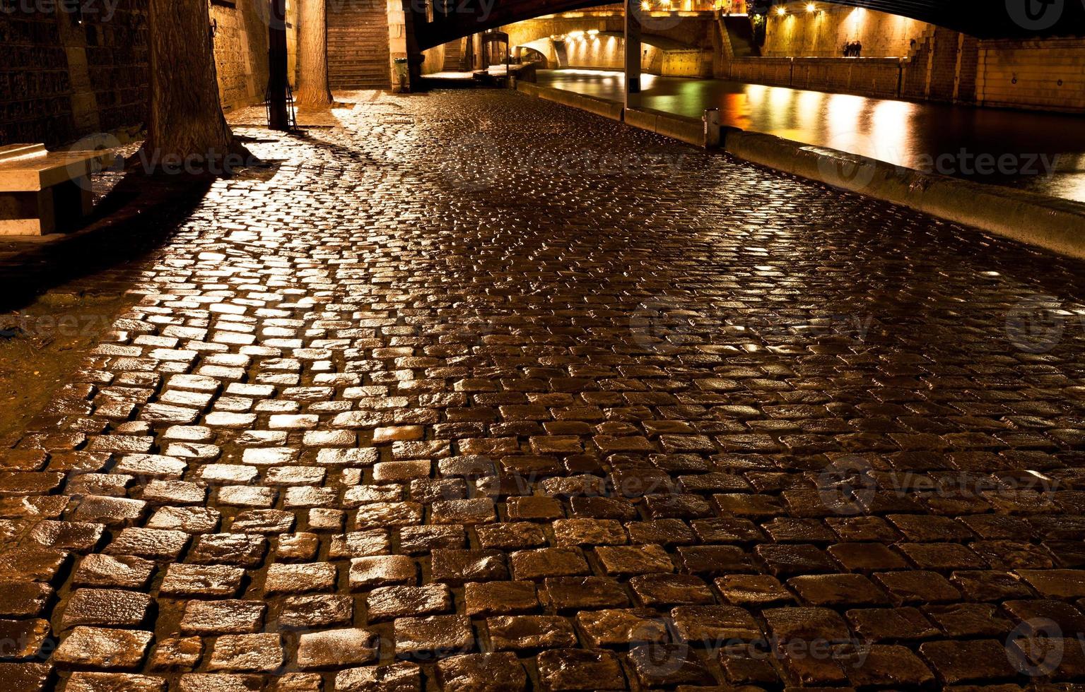 nat kade in Parijs Bij nacht foto