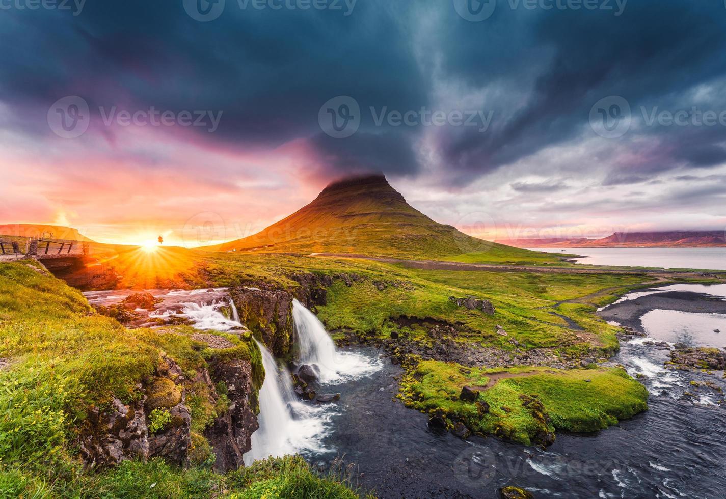 landschap van zonsondergang over- Kirkjufell berg met kirkjufellsfoss waterval en kleurrijk Pileus wolk Aan zomer Bij IJsland foto