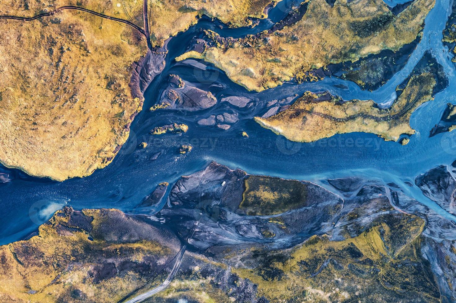 abstract blauw gletsjer rivieren patroon vloeiende door vulkanisch mos veld- in IJslands hooglanden Aan zomer foto