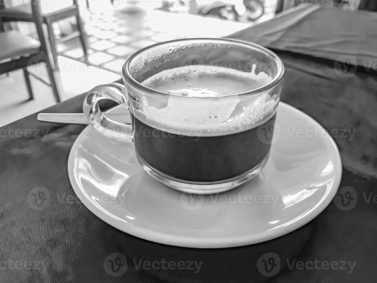 glas kop van zwart koffie in een restaurant phuket Thailand. foto