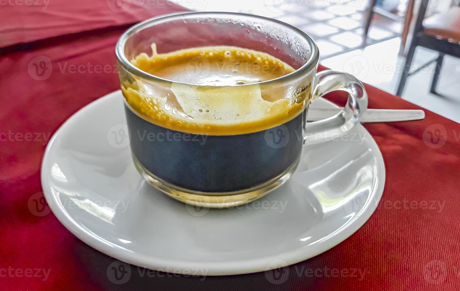 glas kop van zwart koffie in een restaurant phuket Thailand. foto